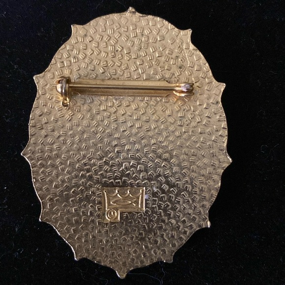 Vintage Signed Fish and Crown Cloisonne Brooch - Picture 3 of 3